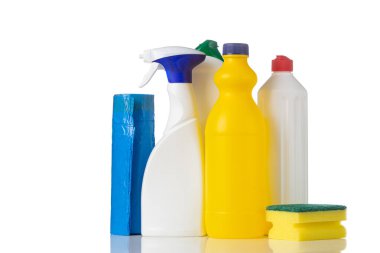 Beyaz arkaplanda izole edilmiş temizleme kavanozları