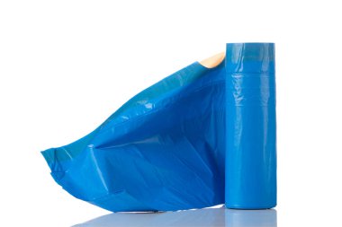 Beyaz arka planda mavi çöp torbaları