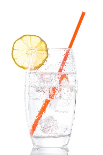 Glas Wasser Mit Viel Eis Und Einem Orangefarbenen Strohhalm Auf — Stockfoto
