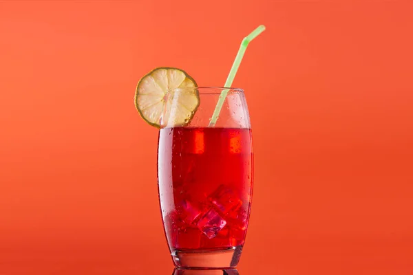 Vaso Refresco Con Mucho Hielo Una Rebanada Limón Str — Foto de Stock