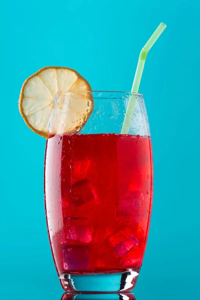 Склянка Безалкогольного Напою Великою Кількістю Льоду Шматочок Лимона Соломи Синьому — стокове фото