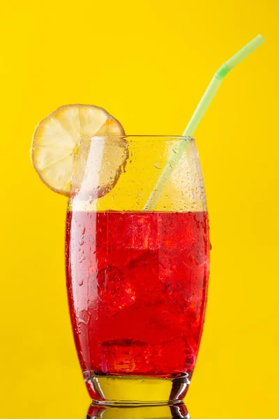 Vaso Refresco Con Mucho Hielo Una Rebanada Limón Una Paja —  Fotos de Stock