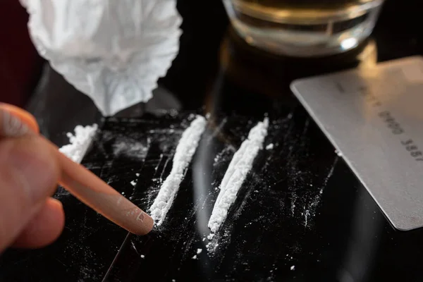 Líneas Cocaína Preparadas Sobre Una Mesa Billete Rollo Listo Para — Foto de Stock