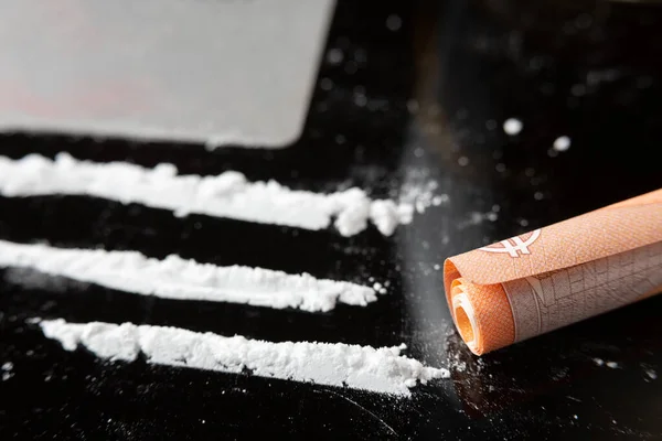 Líneas Cocaína Preparadas Sobre Una Mesa Billete Rollo Listo Para — Foto de Stock