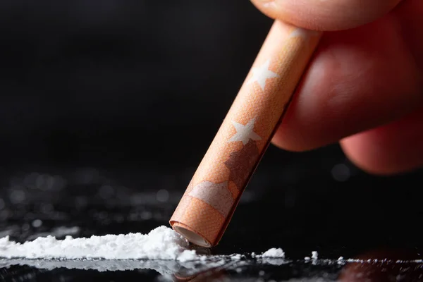 Línea Cocaína Está Siendo Inhalada Por Hombre Con Una Factura — Foto de Stock