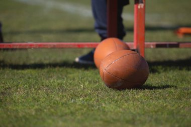 Oyun sahasında iki Amerikan futbol topu