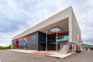 Fernando Alonso Müzesi, Llaneras, İspanya - 18 Nisan 2019. Fernando Alonso Müzesi 'nin ana girişi. Müzede Fernando Alonso 'nun ilk arabasından bugüne kadar topladığı 300' den fazla parça var..