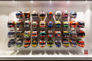 Fernando Alonso Müzesi, Llaneras, İspanya - 18 Nisan 2019. Fernando Alonso 'nun kask koleksiyonu. Fernando Alonso yıllardır diğer F1 sürücüleri ve diğer disiplinlerle miğferlerini değiş tokuş ediyor..