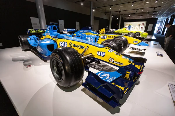 费尔南多 阿隆索博物馆 西班牙Llaneras 2019年4月18日 在前景方面 费尔南多 阿隆索在雷诺一级方程式赛车R24B第二季的赛车 — 图库照片