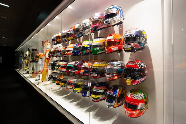 Fernando Alonso Müzesi, Llaneras, İspanya - 18 Nisan 2019. Fernando Alonso 'nun kask koleksiyonu. Fernando Alonso yıllardır diğer F1 sürücüleri ve diğer disiplinlerle miğferlerini değiş tokuş ediyor..