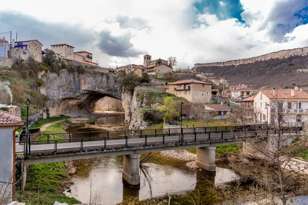 Puentedey, Burgos, İspanya - 30 Nisan 2018: Nela Nehri, Puentedey 'den geçen kayayı yıllardır delip geçerek kentin bulunduğu doğal bir köprü oluşturdu..