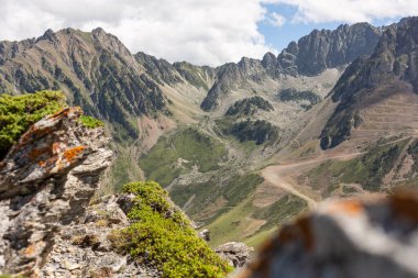 Fransız Pirenesi 'ndeki La Mongie kayak merkezinin panoramik manzarası.