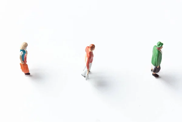Miniatuur Mensen Figuren Witte Achtergrond Met Veiligheidsafstand Gemarkeerd Grond — Stockfoto