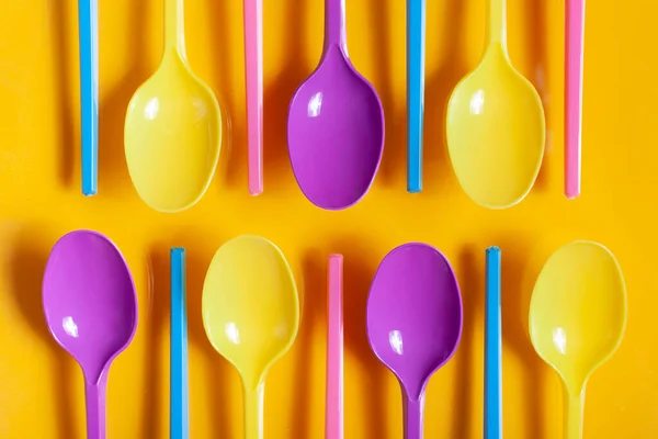 Cucharas Plástico Diferentes Colores Colocadas Sobre Fondo Amarillo — Foto de Stock