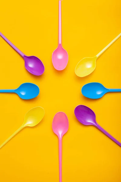 Cucharas Plástico Diferentes Colores Colocadas Sobre Fondo Amarillo — Foto de Stock