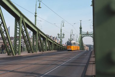 Macaristan, Budapeşte 'deki Özgürlük Köprüsü' nde tramvay turu.