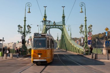 Budapeşte, Macaristan-8 Ekim 2019. Macaristan 'ın Budapeşte kentindeki Özgürlük Köprüsü' nde 49 numaralı tramvay dolaşıyor..