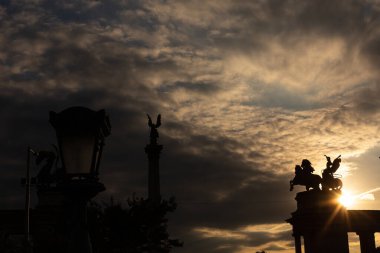 Budapeşte 'deki bazı Kahraman Meydanı heykellerinin detaylı görüntüsü.