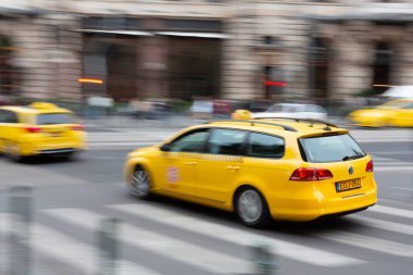Budapeşte, Macaristan-10 Ekim 2019. Budapeşte şehrinin resmi taksi servisi, sarı rengi ve siyah kareli bandıyla karakterize edilir.