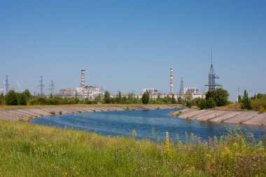 Pripyat, Çernobil, Ukrayna - 29 Temmuz 2012. İşçilerin normal çalıştığı Çernobil nükleer santralinin felaketten sonraki genel görüntüsü.