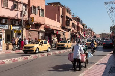 Marakeş, Fas - 6 Kasım 2019. Marakeş sokaklarında dolaşım karmakarışık, binlerce motosiklet dolaşıyor.