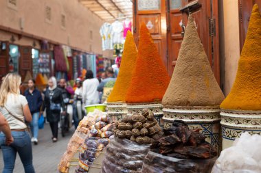 Marakeş, Fas - 6 Kasım 2019. Medine 'deki tipik baharatçılardan biri.