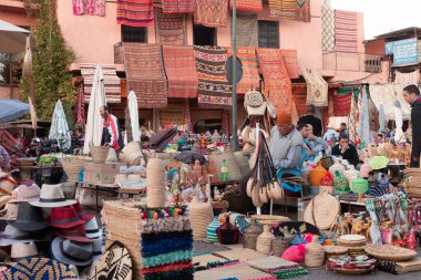 Marakeş, Fas - 7 Kasım 2019. Resimli yerler, büyük Souk 'un içinde binlerce farklı eşya bulabileceğimiz küçük bir meydan..