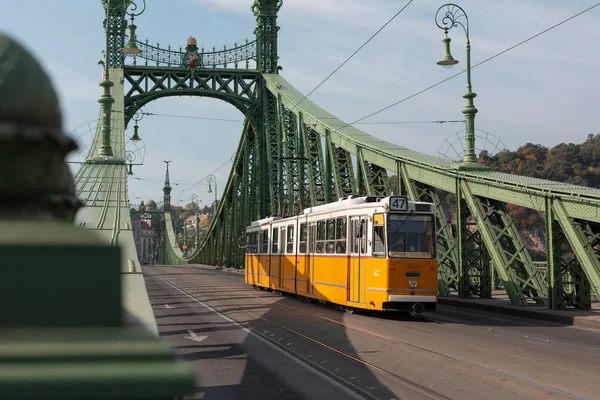 Villamos Közlekedés Szabadság Hídon Budapesten — Stock Fotó