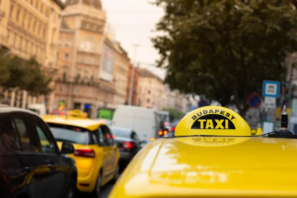 Официальная Служба Такси Города Будапешта Характеризуется Своим Желтым Цветом Черной — стоковое фото