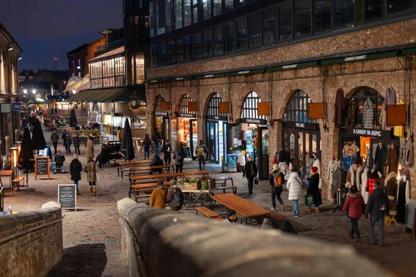 Camden Pazarı, Londra, İngiltere - 2 Şubat 2019. Camden Town mahallesi, pazarlarıyla ünlü, Regent 's Canal' ın yanında bir moda mağazaları ve ilginç şeyler labirentidir. Şu anda yüzlerce küçük işletmeye ev sahipliği yapıyor.