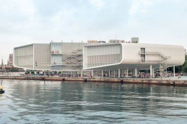 Santander, İspanya - 27 Temmuz 2018.Centro Botn, İspanya 'nın Botn Vakfı' na bağlı Santander şehrinde bulunan bir sanat merkezidir. Bina mimar Renzo Piano tarafından tasarlandı ve 23 Haziran 2017 tarihinde hizmete girdi..