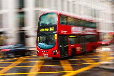 Londra, İngiltere - 15 Ocak 2017. Londra sokaklarında dolaşan otobüs. Tarayıcı teknikleri. Yağmurlu bulutlu bir gün, ıslak bir yol.