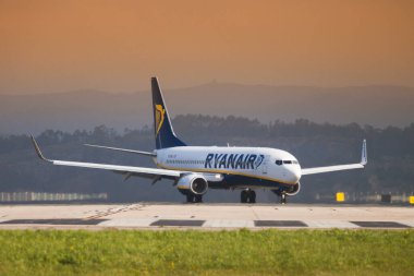 Seve Ballesteros Havaalanı, Santander, İspanya - 12 Mart 2018. Ryanair Boing 737 iniş pistinde. Ryanair havayolu şirketi Santander 'den Londra, Roma, Dublin, Budapeşte gibi farklı Avrupa şehirlerine seferler sunmaktadır. ...