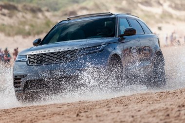 Loredo, İspanya - 29 Temmuz 2018. Range Rover Velar, bir tanıtım sergisi sırasında. Land Rover Range Velar, Jaguar Land Rover firması tarafından üretilen bir İngiliz arazi aracı..
