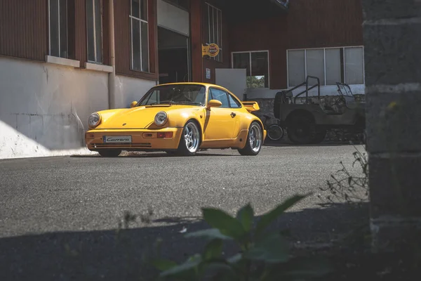 Chinon Frankrijk Augustus 2018 Gele Porsche 911 1993S Geparkeerd — Stockfoto