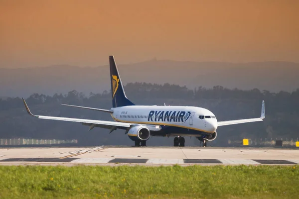 Seve Ballesteros Havaalanı, Santander, İspanya - 12 Mart 2018. Ryanair Boing 737 iniş pistinde. Ryanair havayolu şirketi Santander 'den Londra, Roma, Dublin, Budapeşte gibi farklı Avrupa şehirlerine seferler sunmaktadır. ...