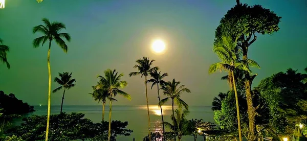 Koh Chang 'deki Vollmondnacht an der Bailan Beach, Tayland