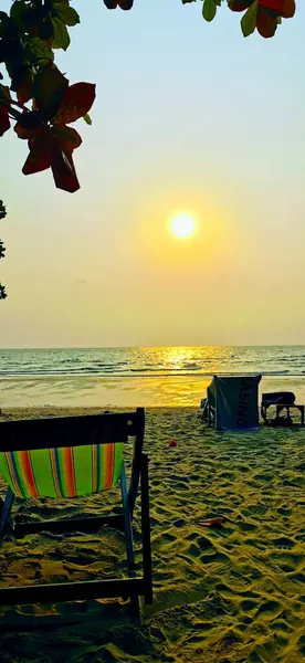 Sonnenuntergang an der White Sand Beach in Koh Chang, Tayland