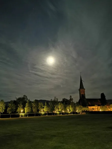 Staefa 'daki kilisenin yanındaki dolunay, İsviçre.