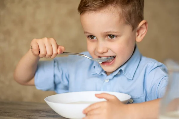 Adorable Niño Caucásico Con Los Ojos Marrones Pelo Rubio Rojo — Foto de Stock