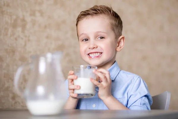 Niño Pequeño Con Una Camisa Azul Está Bebiendo Leche Una — Foto de Stock