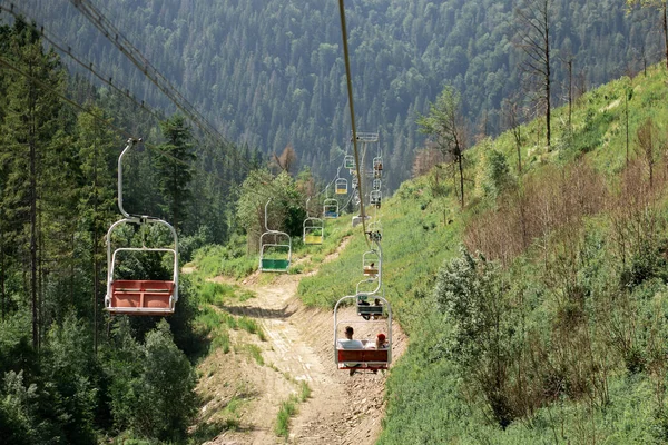 Karpatlar 'da teleferik. Karpatlar 'ın güzel manzaraları. Sandalye kaldırma. Yazın Karpatlar çok güzeldir ve teleferik de çok ilginçtir.