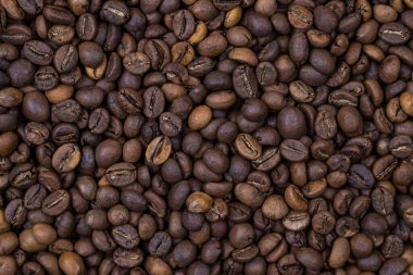 Farklı çeşitlerde kavrulmuş kahve çekirdekleri karışımı. Stüdyo fotoğrafçılık