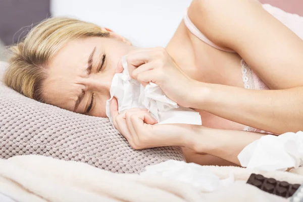 Wanita Sakit Berbaring Tempat Tidur Dengan Demam Tinggi Dingin Flu — Stok Foto