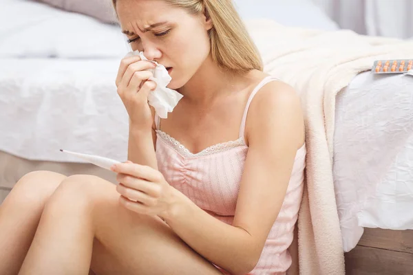 Wanita Sakit Berbaring Tempat Tidur Dengan Demam Tinggi Dingin Flu — Stok Foto