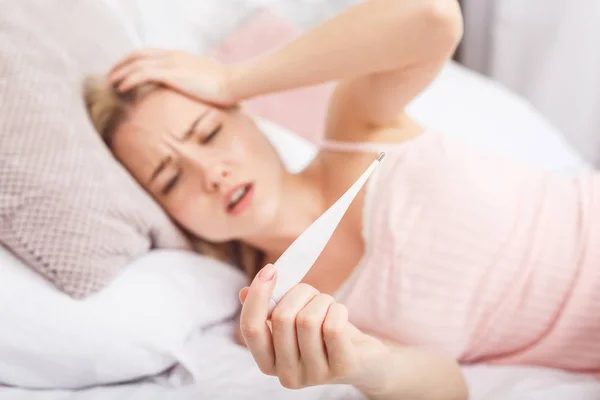 Wanita Dengan Virus Flu Berbaring Tempat Tidur Dia Mengukur Suhu — Stok Foto
