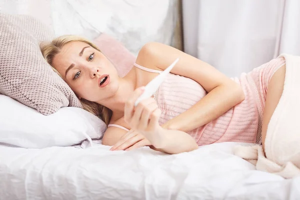 Άρρωστη Γυναίκα Ξαπλωμένη Στο Κρεβάτι Υψηλό Πυρετό Κρυολόγημα Γρίπη Πυρετό — Φωτογραφία Αρχείου