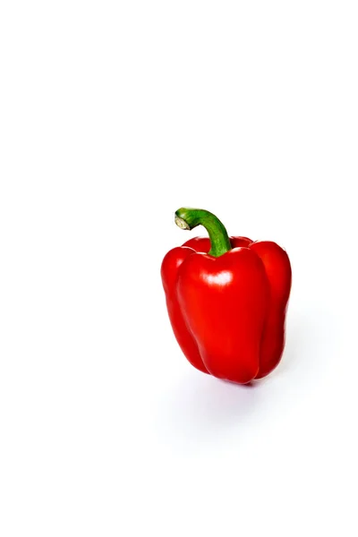 Ένα κόκκινο bell pepper απομονώνονται σε λευκό φόντο — Φωτογραφία Αρχείου