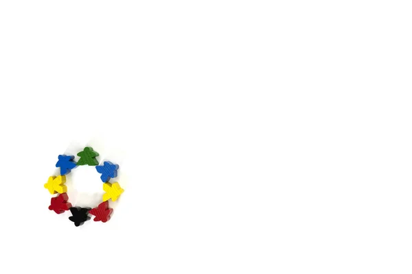 Beş tane tahta oyuncak, çok renkli adam daire şeklinde yatıyor. Arkadaşlık fikri. Eşitlik, hoşgörü ve dünya barışı kavramı. Masa oyunu parçaları meeple.