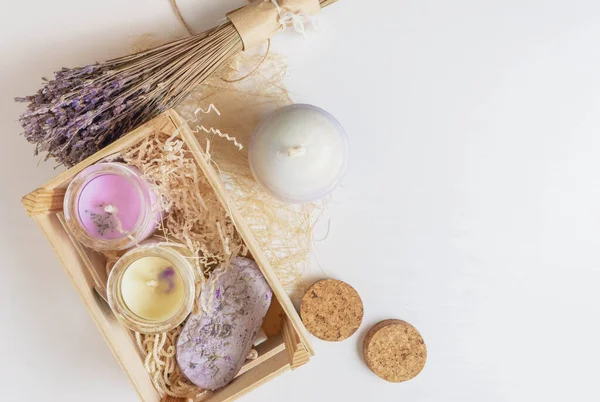 Düz kompozisyon, iki el yapımı kahverengi pembe sabun ile portakal rengi, kurumuş portakal dilimleri, gül çiçekleri, pastel vanila mumu ve ahşap desenli buğday başaklarıyla birlikte. Yatay fotoğraf. 